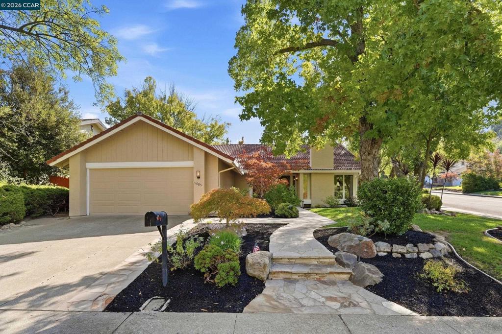 5685 White Mountain Ct — photo