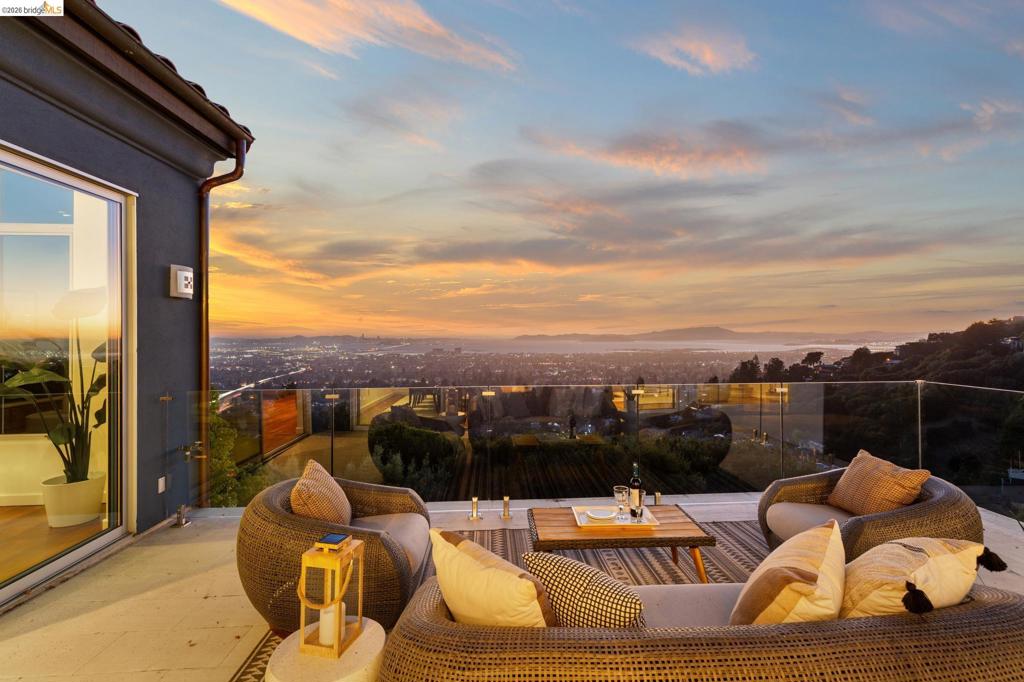 1442 Grand View Dr — photo