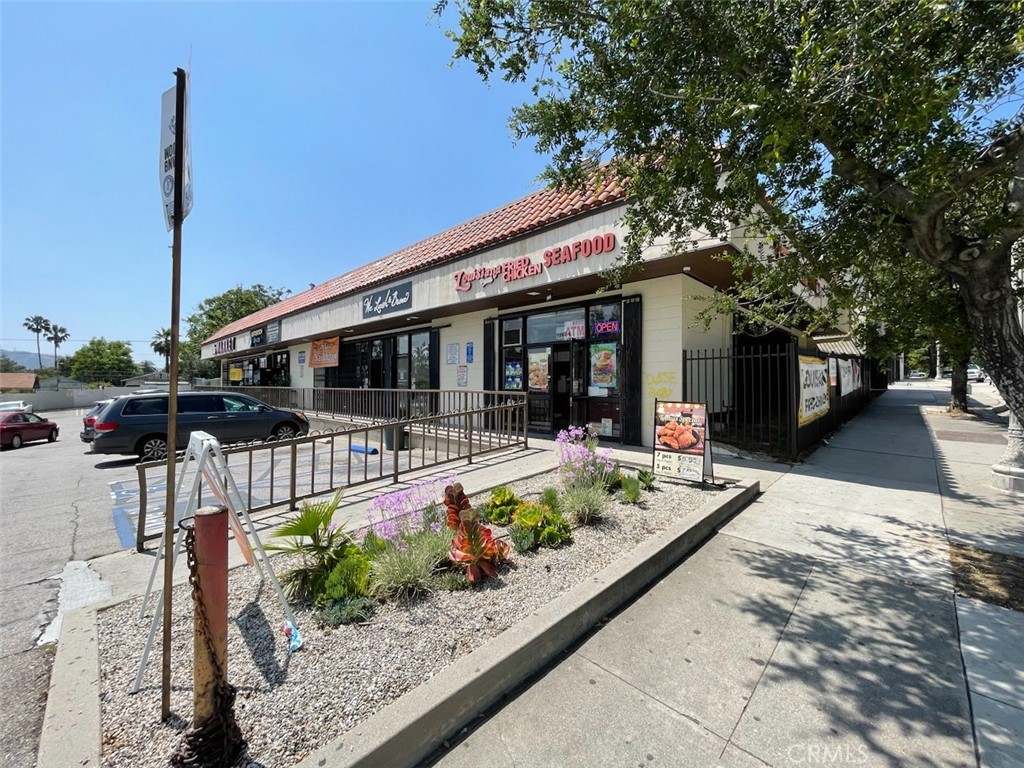 1361 N Fair Oaks Avenue — photo