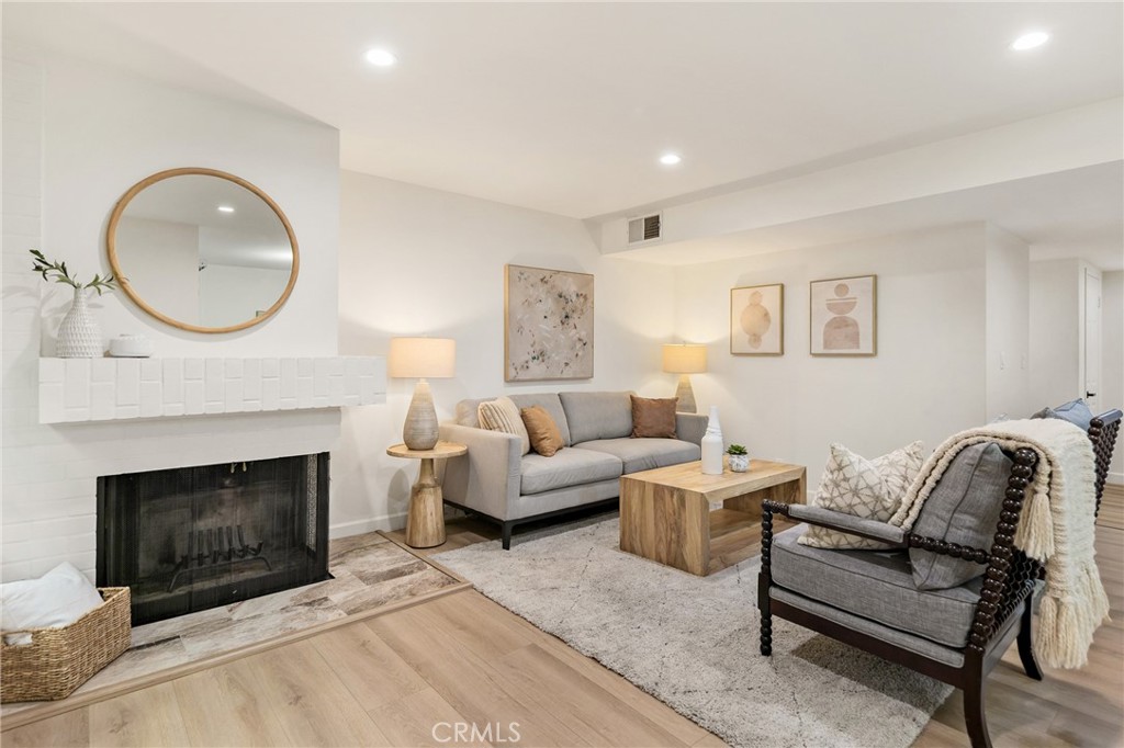 441 E San Jose 111 — photo