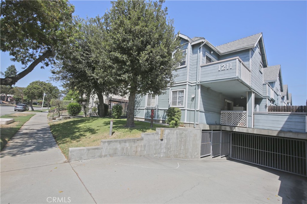 1211 Huntington Drive F — photo