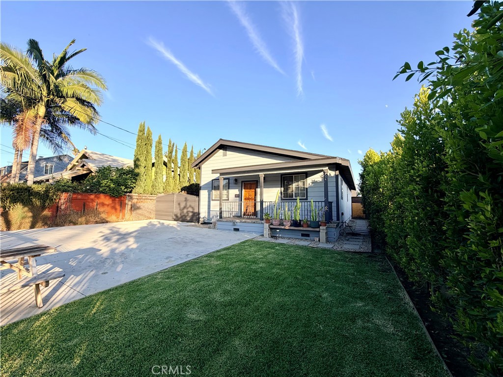 5622 Aldama Street — photo