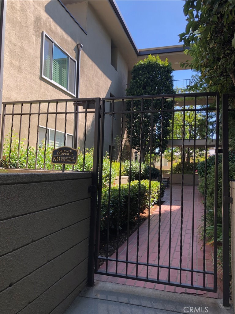 380 S Orange Grove Bl Unit 8 — photo