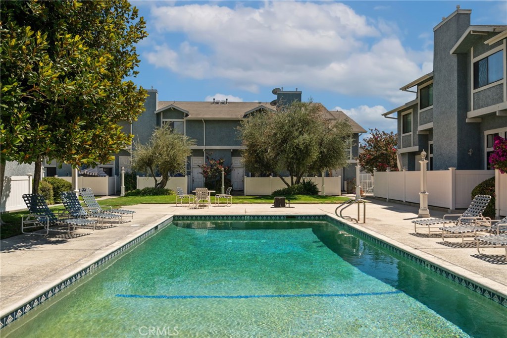 15106 Nordhoff 7 — photo