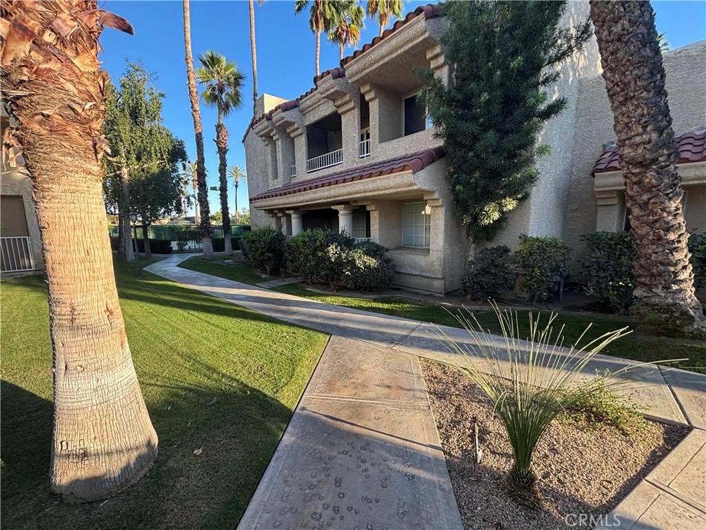 2700 Lawrence Crossley 84 — photo