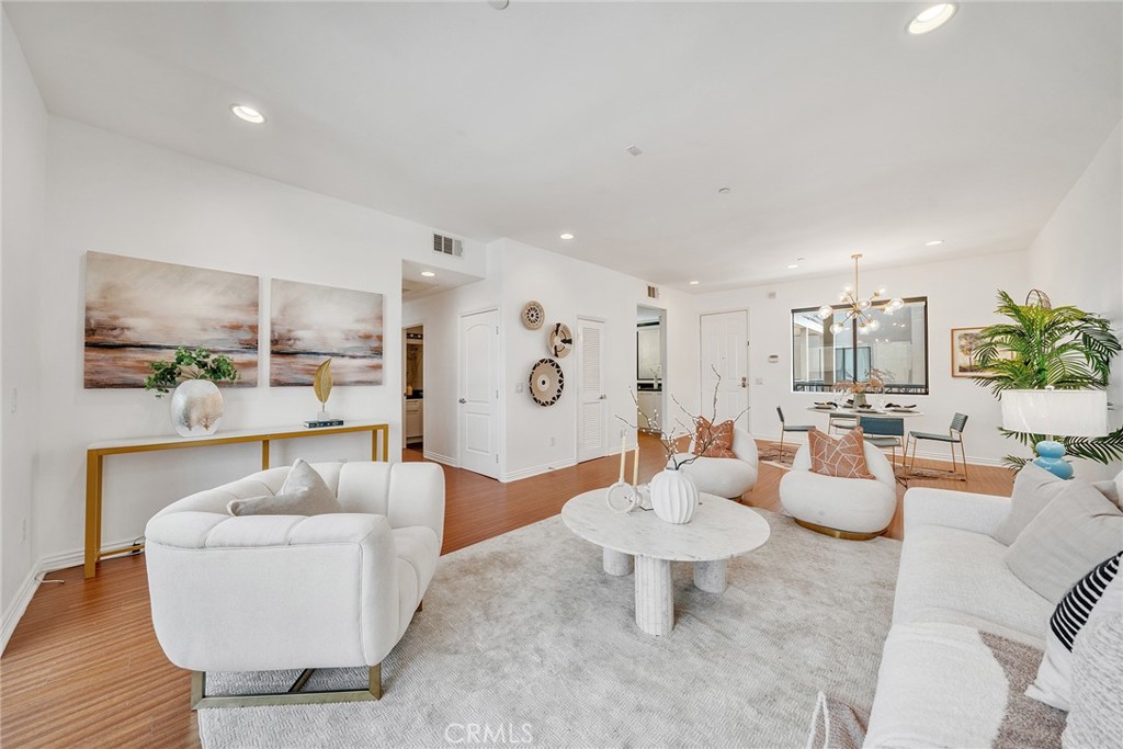 230 S Jackson 206 — photo