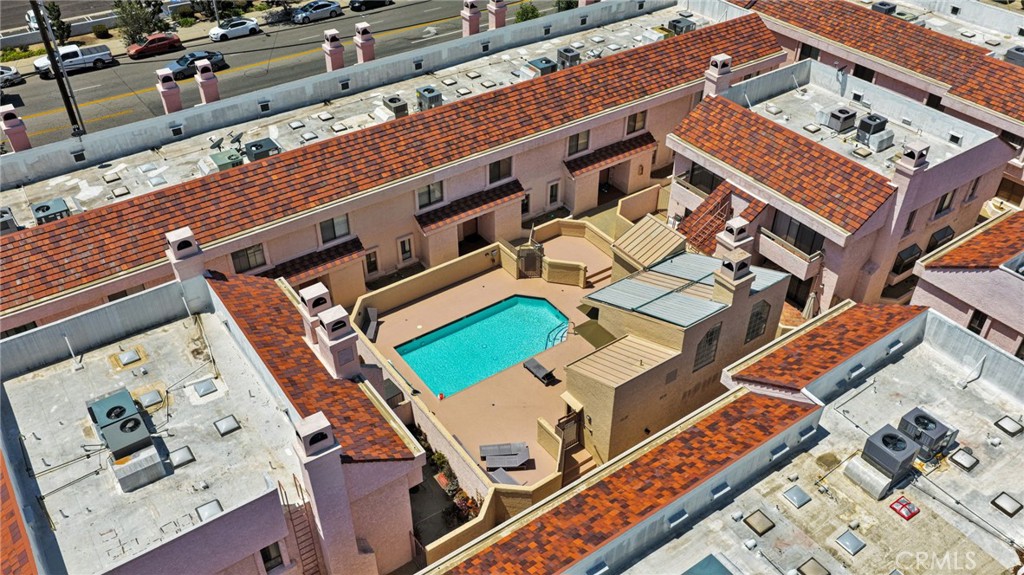 9906 Owensmouth 14 — photo
