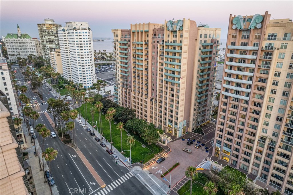 488 E Ocean 809 — photo