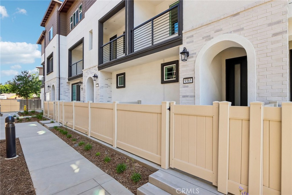 9563 Hannah Way — photo