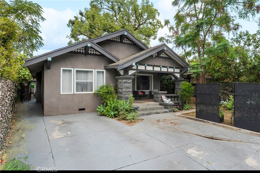 3858 S Hobart Boulevard — photo