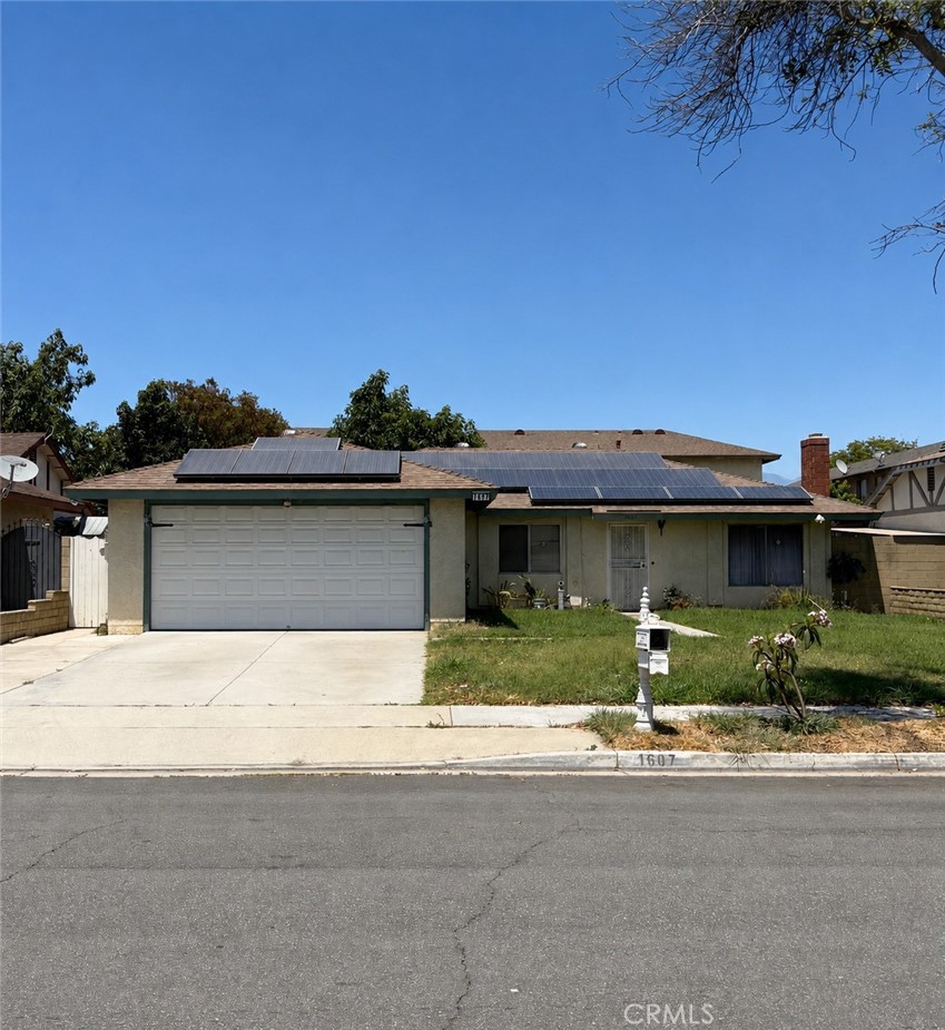 1607 E Oak Hill Court — photo