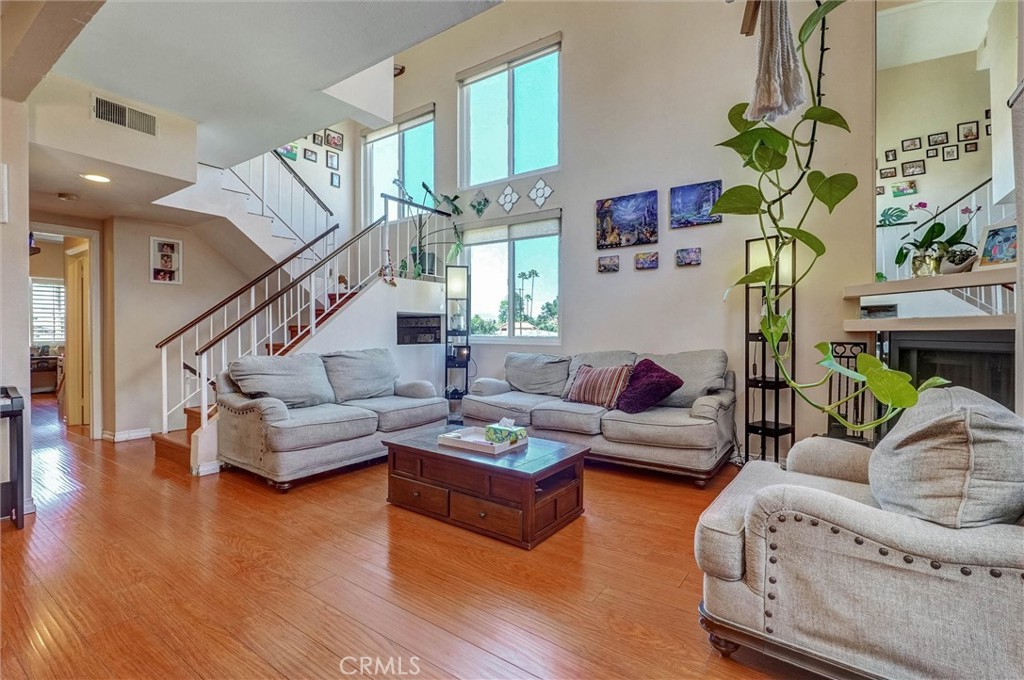 6323 Reseda 1 — photo
