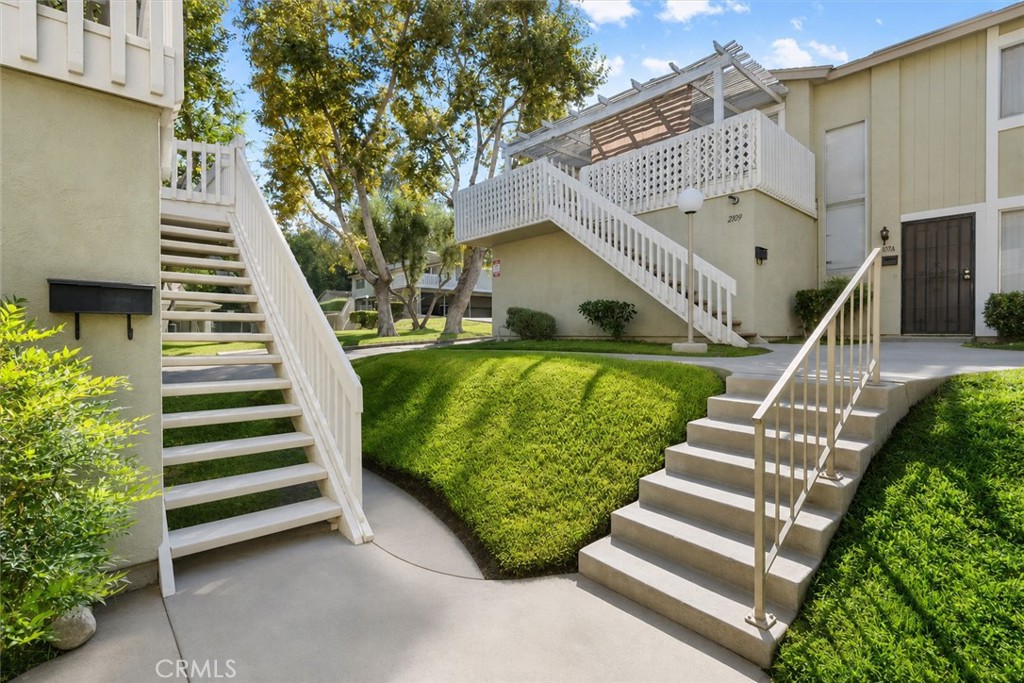 2101 E Aroma — photo