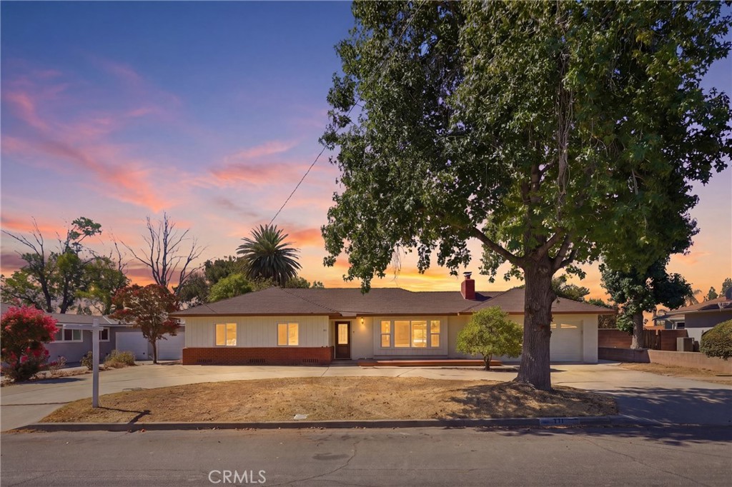 371 E Mariposa Drive — photo
