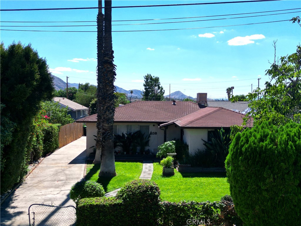 838 E G — photo