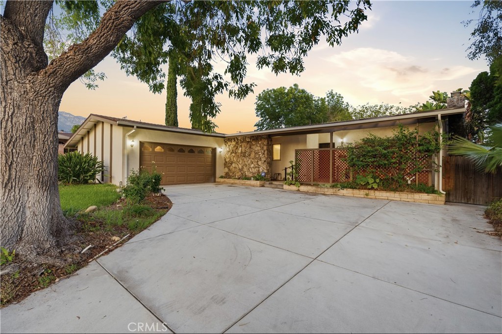 1386 N Tulare Way — photo