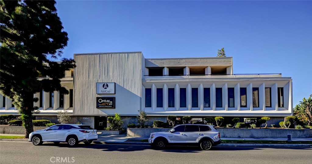 10841 Paramount 204 — photo