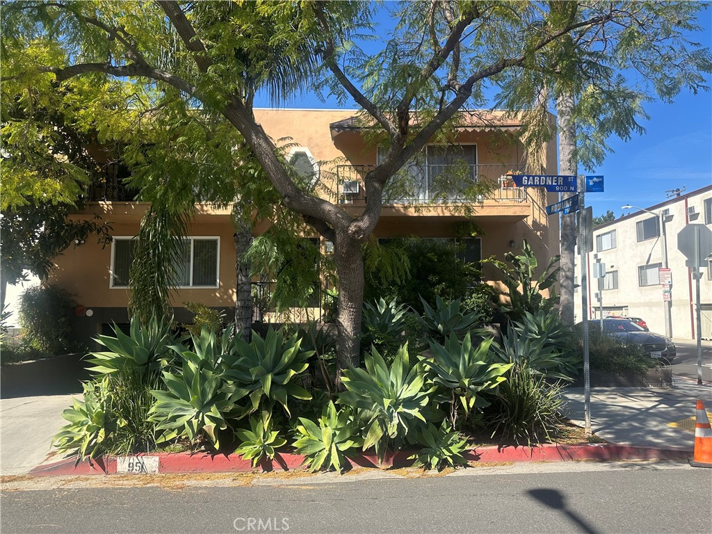 951 N Gardner 6 — photo