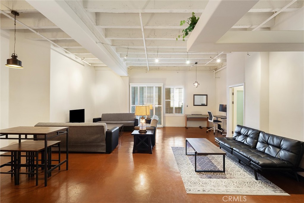 312 W 5th 707 — photo