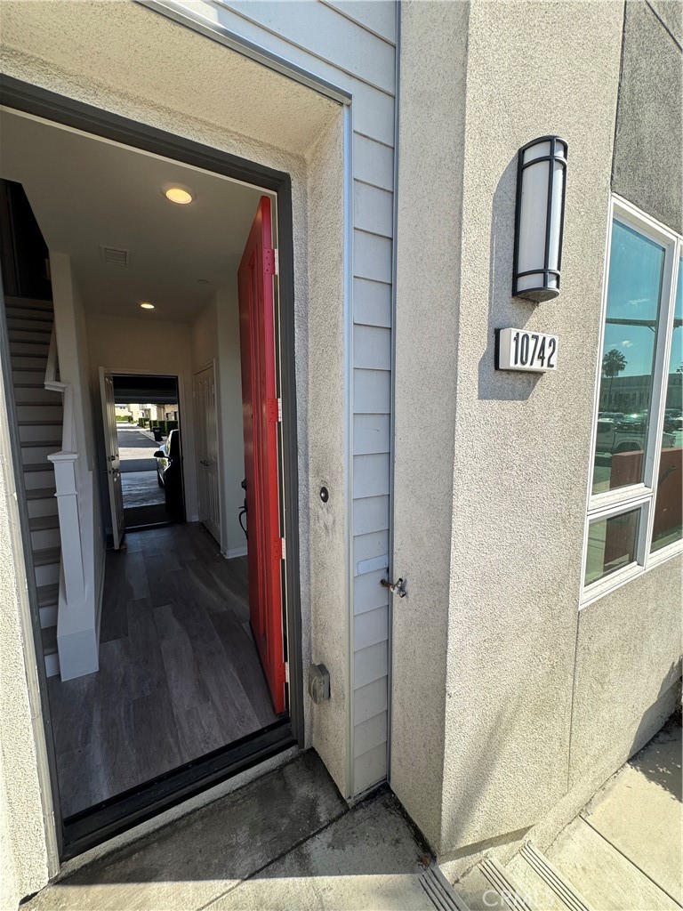 10742 Paramount — photo