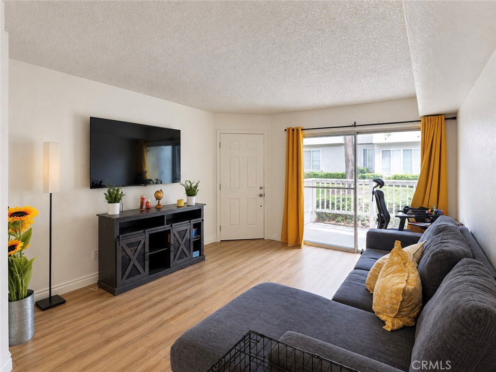 182 W Walnut Unit B — photo