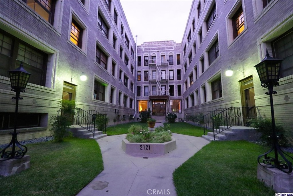 2121 James M Wood 412 — photo