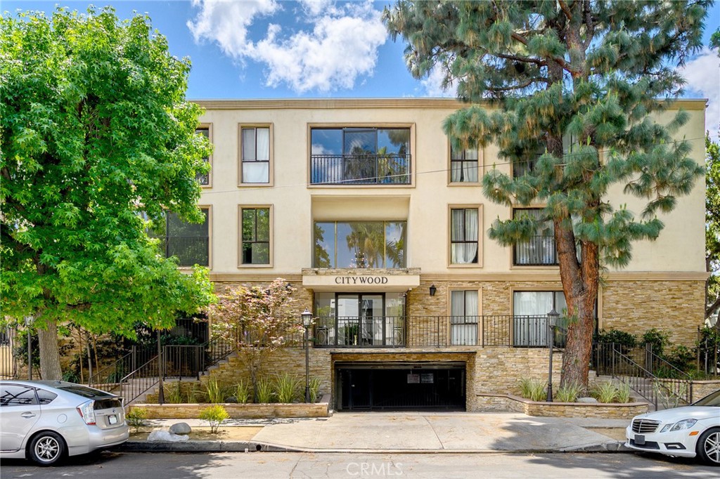 15344 Weddington Street 202 — photo
