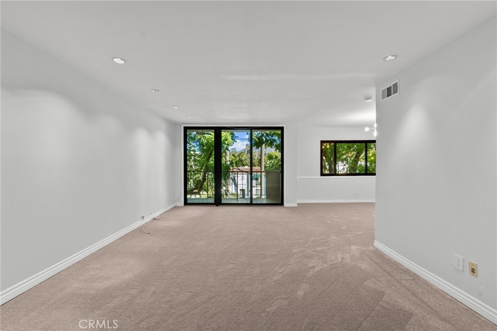 330 W California 316 — photo