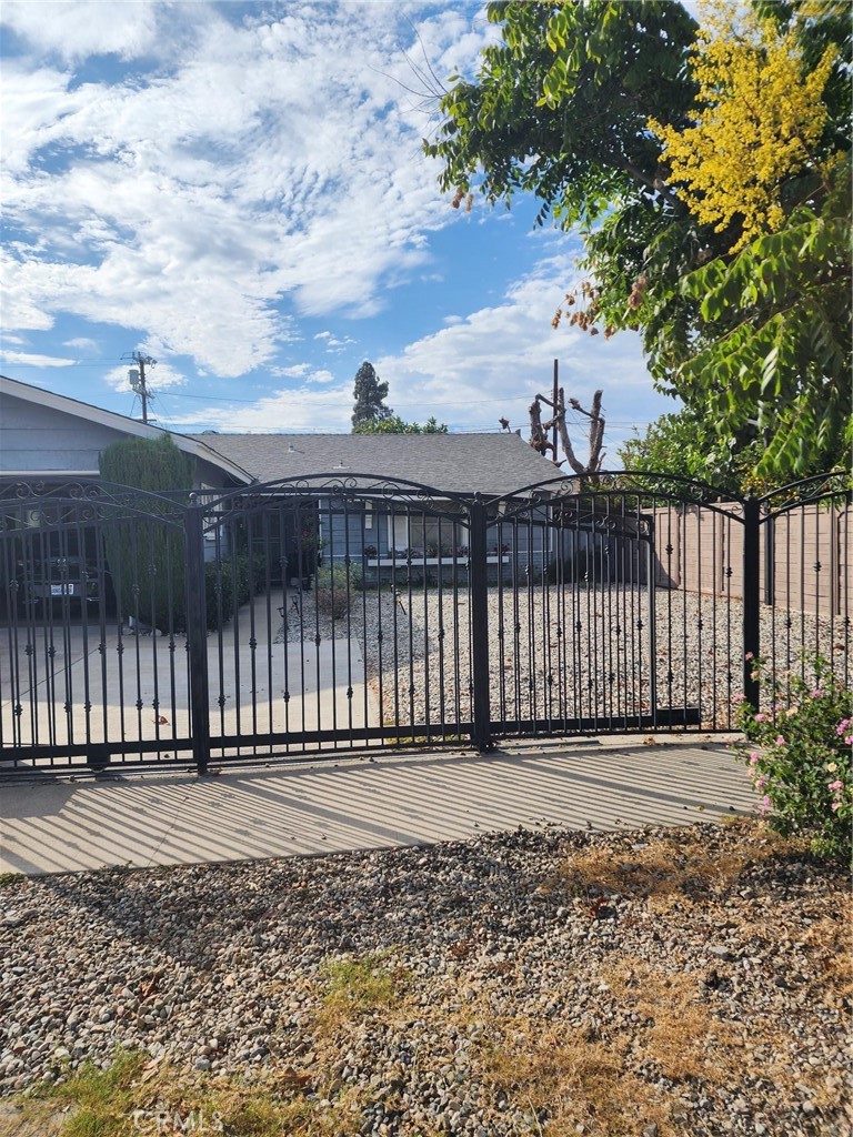 10883 Vinedale — photo