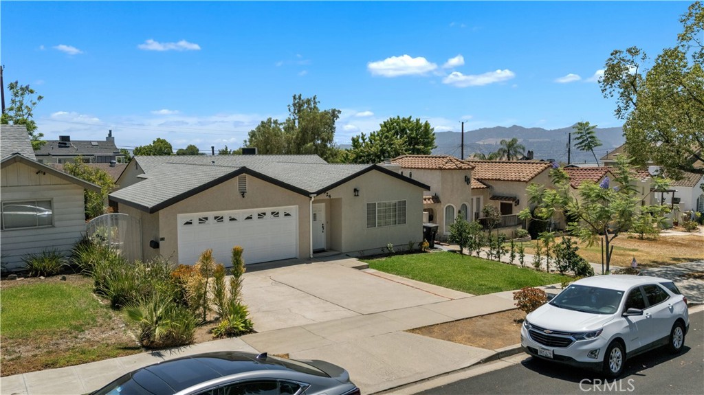 924 E Tujunga — photo