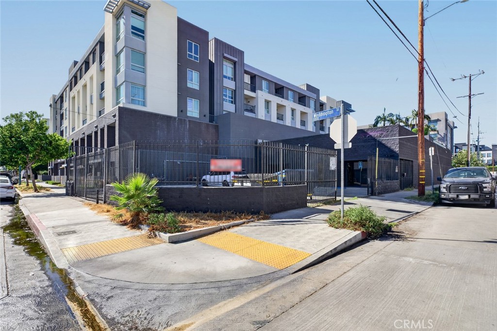 11105 Weddington — photo
