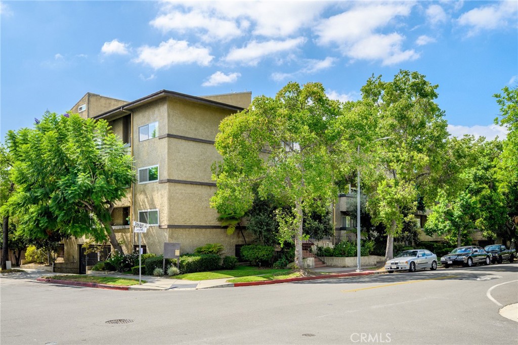320 E Stocker 107 — photo