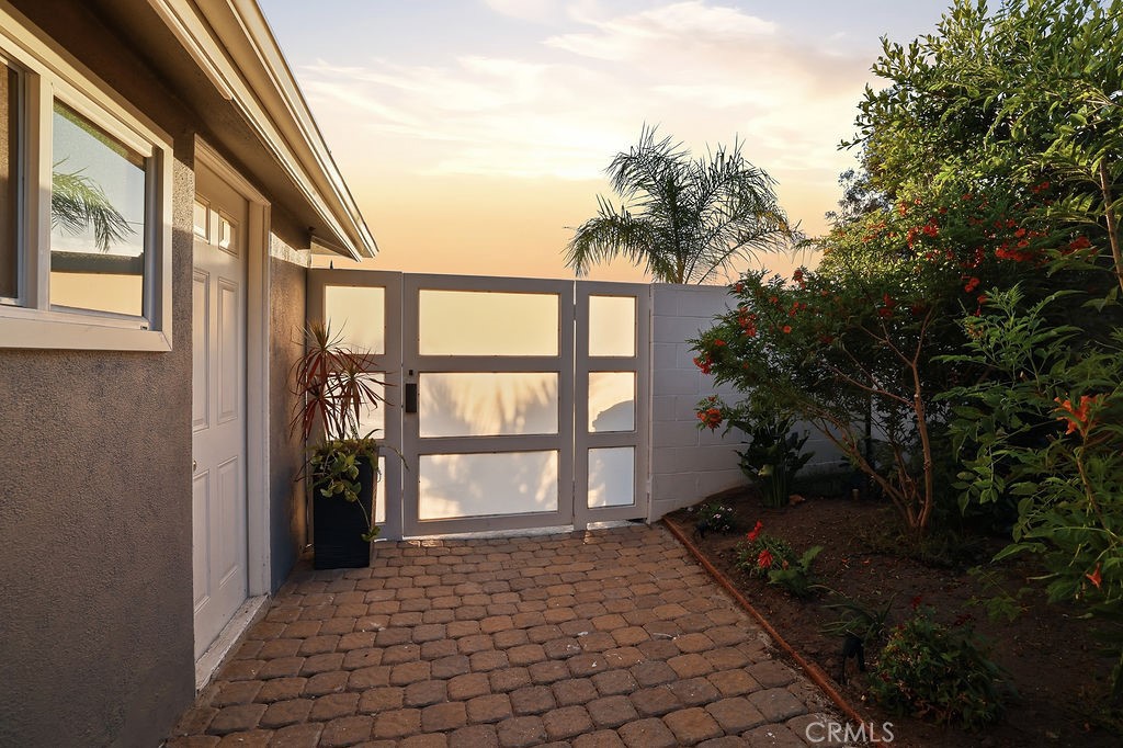 6951 Bellclaire — photo