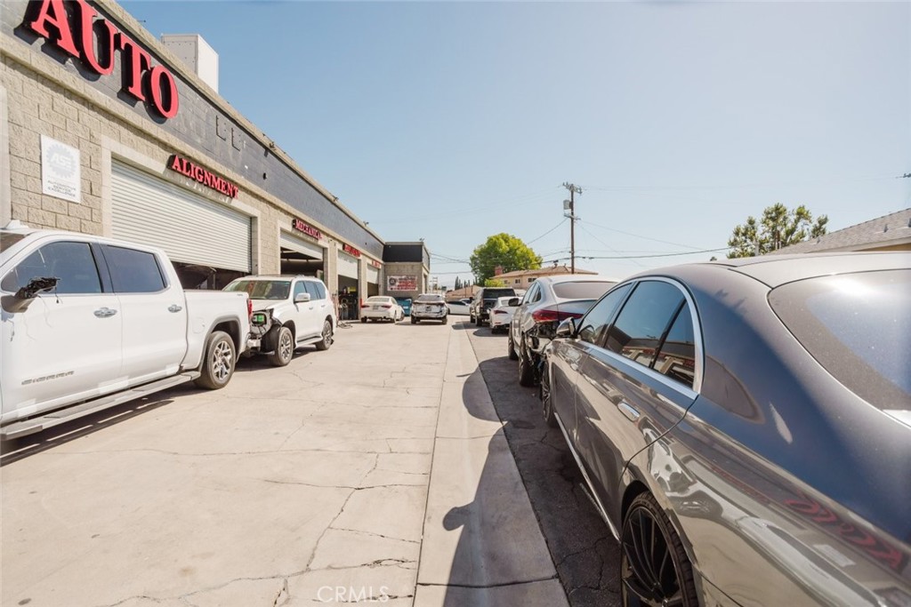 11050 Woodley — photo
