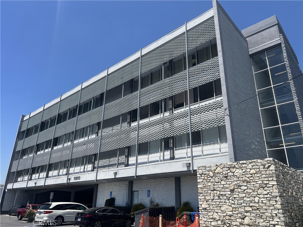 10800 Paramount Boulevard 406 — photo