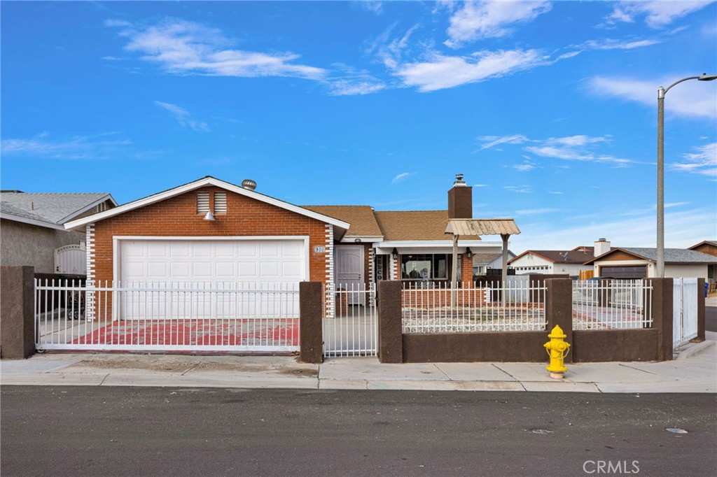 900 Chateau — photo