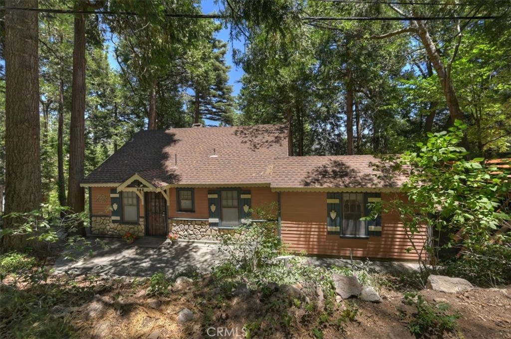 563 E Victoria Court — photo