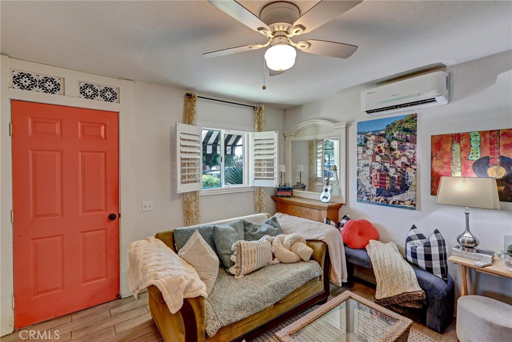 235 E M — photo