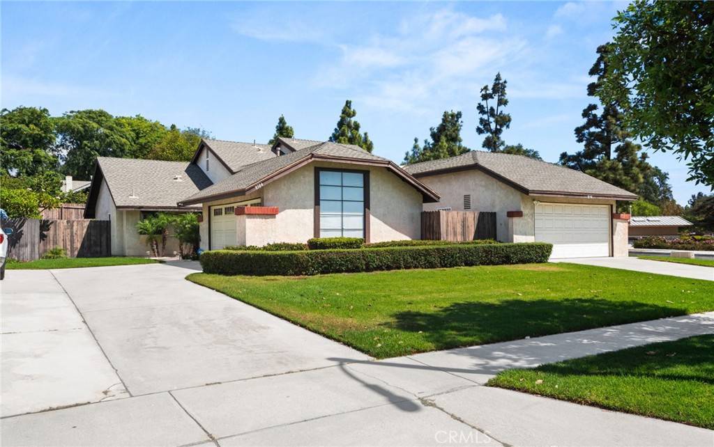 8584 Sandalwood Court — photo