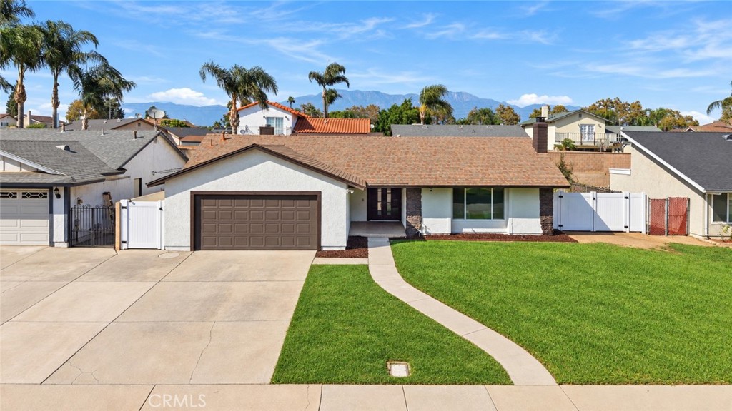 1529 E Hazeltine Street — photo