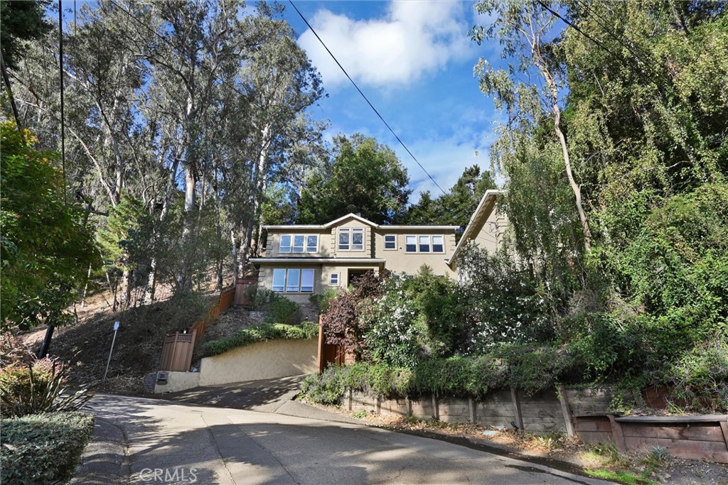 7010 Pinehaven — photo