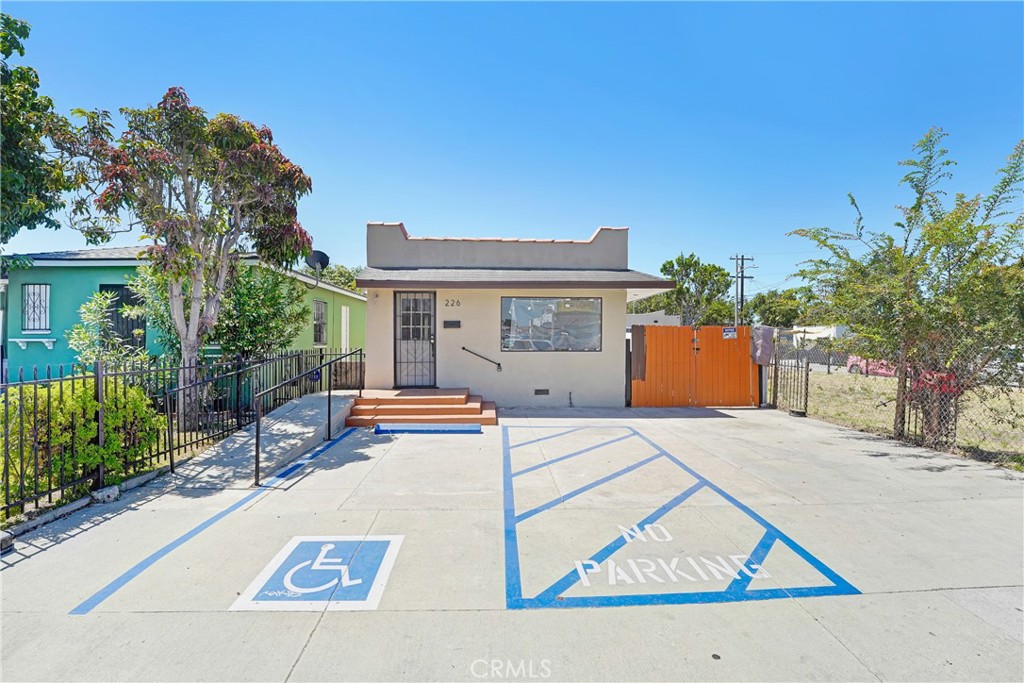 226 W Arbor Vitae — photo