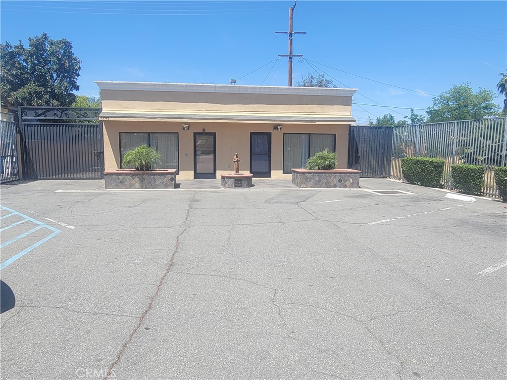 13575 Magnolia Avenue — photo