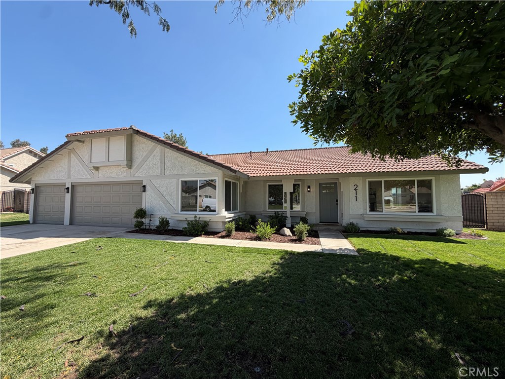 211 W Columbine Avenue — photo