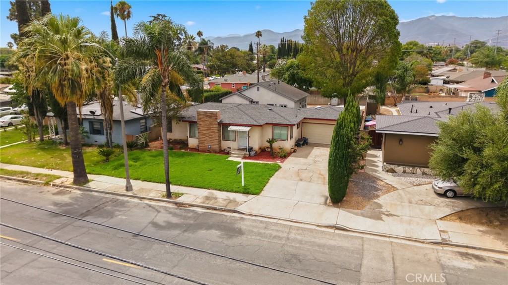 1050 W Olive Street — photo