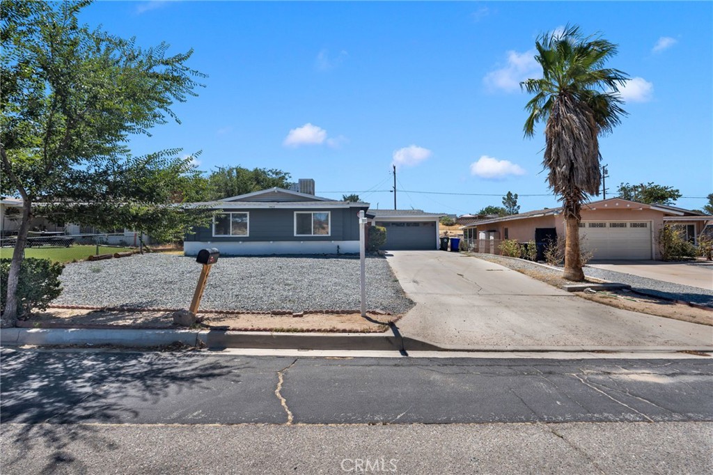 14414 Hesperia Road — photo