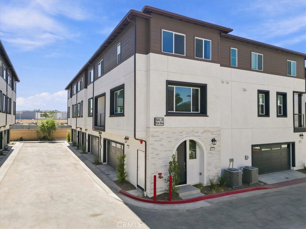 9538 Hannah Way — photo