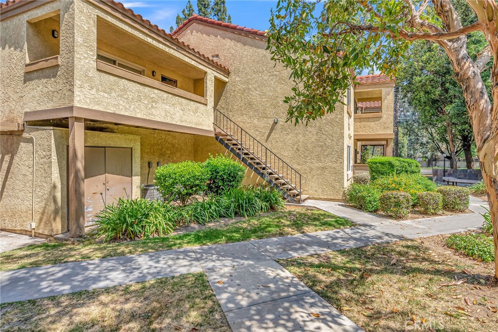 1140 W Blaine Street 201 — photo