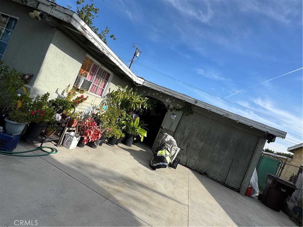 562 S Backton Ave — photo