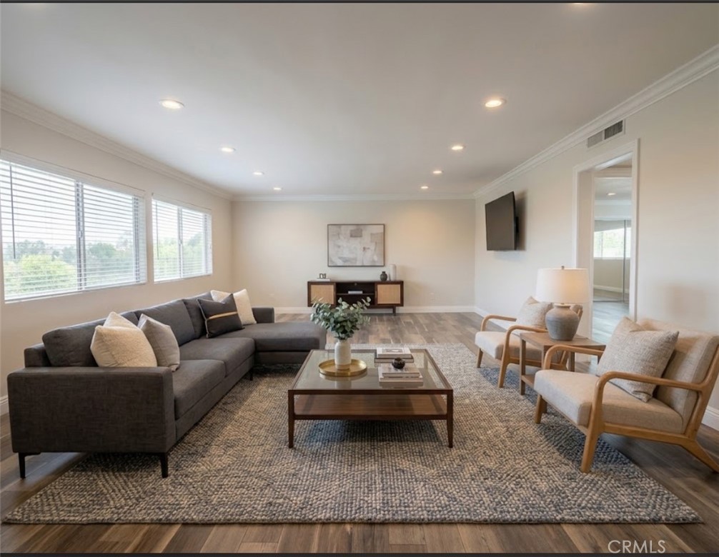 5354 Lindley 204 — photo